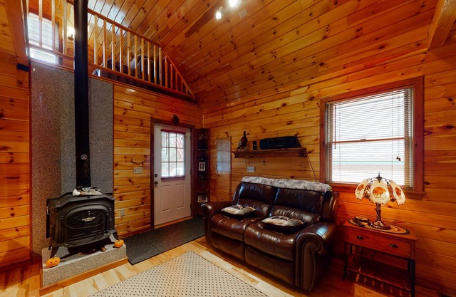 Cozy lakefront home on Sandy Bay w/common beach, boat mooring & gas grill