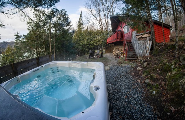 Cozy Lakefront Kabin + Hot Tub & Fire Pit