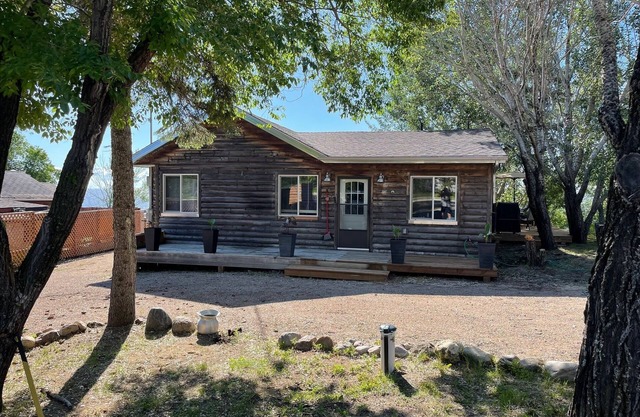 Cozy Lakeside Cabin with easy access to beach and awesome sunsets!