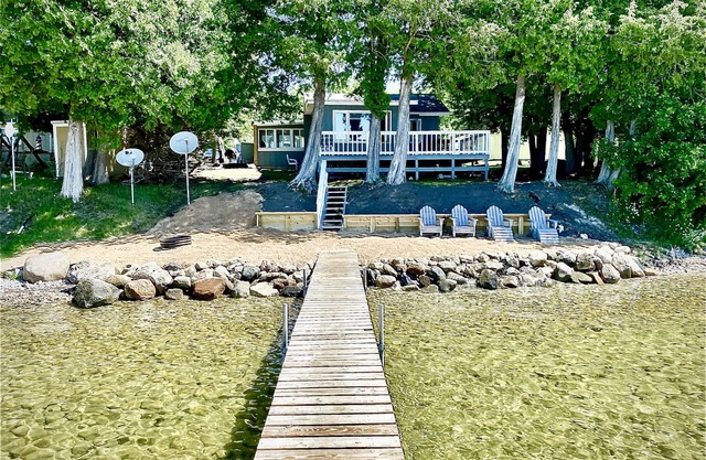 Cozy Lakeside Cabin with Beach