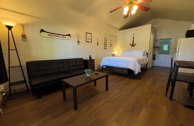 Cozy Lakeside Cabin 1 Minute Walk From Ship Store & Boat Slips! Rocky