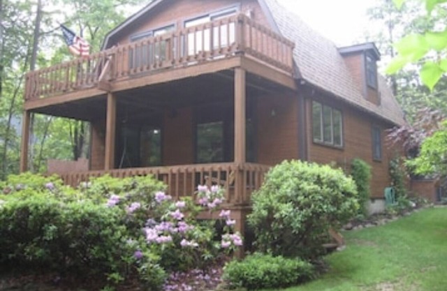 Cozy Lakeside Cottage: Hot Tub, Pool Table, Lake Access, Kayaks, WiFi, +More
