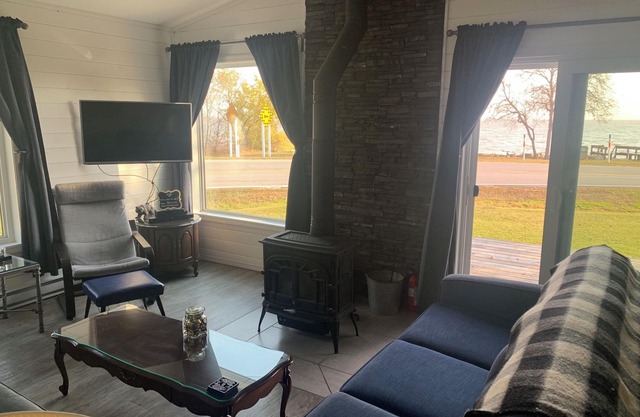 Cozy lakeview home on Lake Winnipeg-Pet friendly!