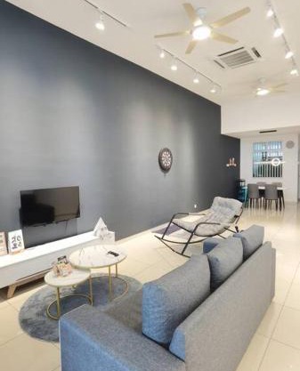 Cozy Landed house at Taman Daya and mount Austin 8 to10 pax