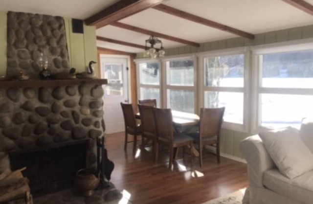 Cozy Laurentians Lakehouse