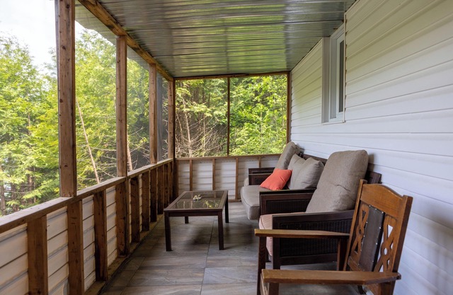 Cozy Little Lakefront Chalet
