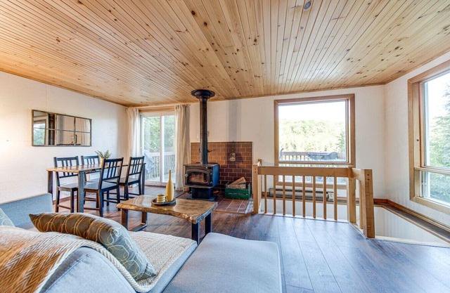 Cozy Little Lakefront Cottage with Outdoor Patio