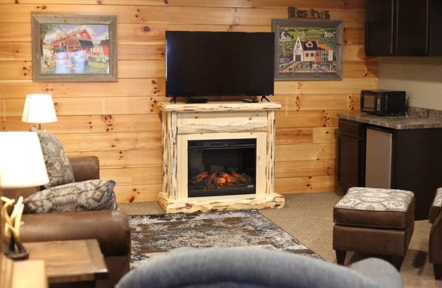 Cozy Lodge Suite 1/2 Mile from Downtown Berlin