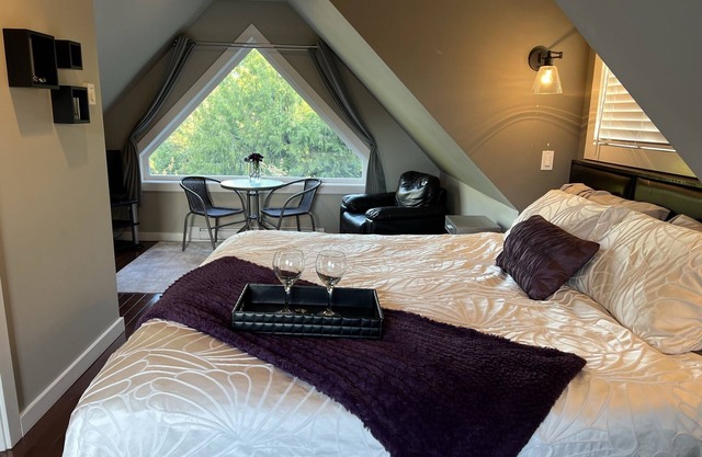 Cozy Loft room with king bed and private entrance.
