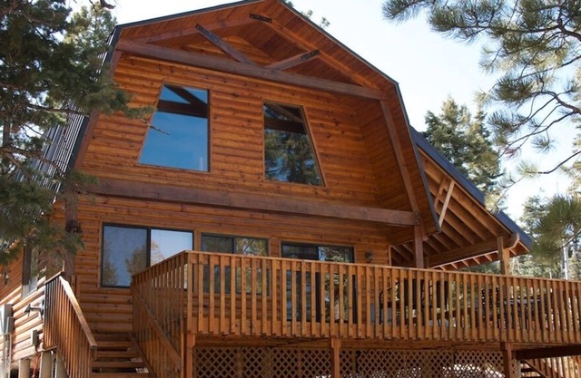 Cozy log cabin located on half an acre in the trees