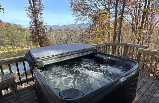 Cozy log cabin~hot tub~fireplace~waterfront~firepit~ Pets welcome!