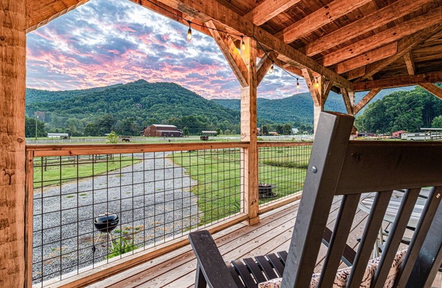 Cozy Log Cabin, Hot Tub, Horses, Pet OK, Farm Eggs