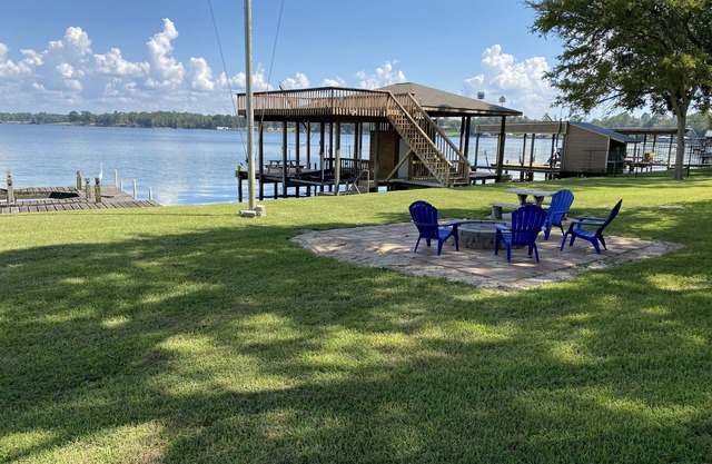 Cozy Log Cabin - Lakefront 2 Boat Lifts 2 Jet Ski Lift FirePit 1Gig WiFi