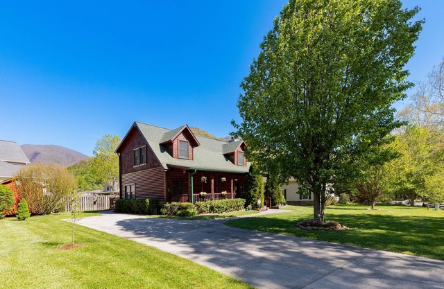 Cozy Log Cabin/Mountain Views & Rushing Creek/Pet-Friendly
