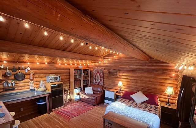Cozy Log Cabin on Historic Dog Sledding Property