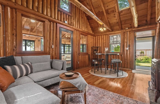 Cozy Log Cabin w Stunning Lake Views! Kayaks, Steps to Beach and dt Lake City!