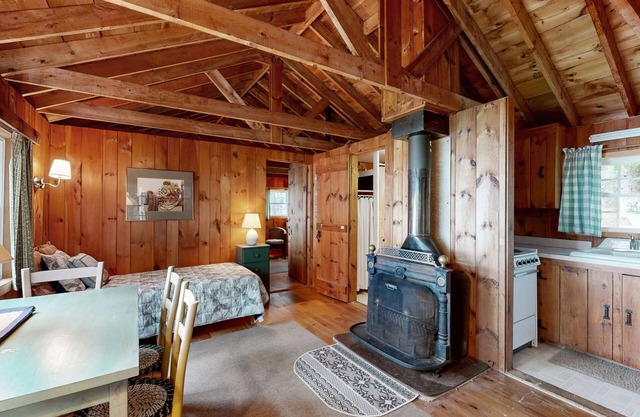 Cozy Log Cabin with Deck & Picnic Table & Gorgeous Views