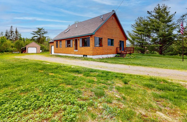 Cozy log cabin with lake view, grill, firepit, full kitchen & loft