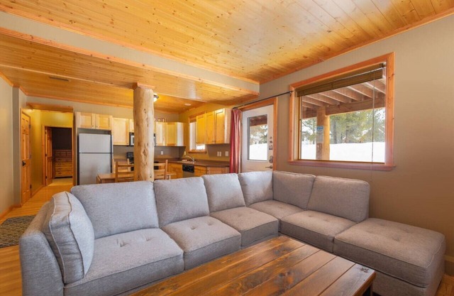Cozy Log Home Hot tub Short Flat Walk to Lifts