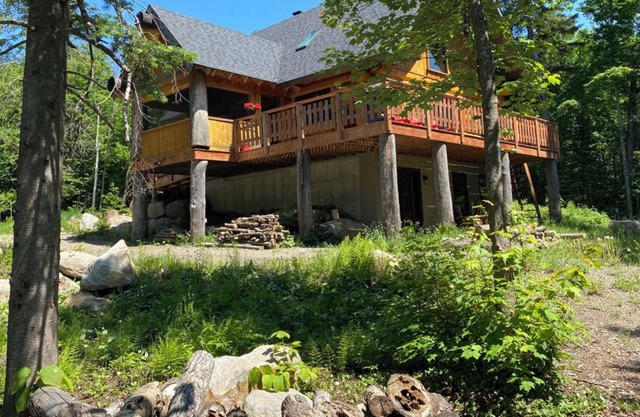 Cozy log home on peaceful Lac Belanger, 10 minutes from ski hills