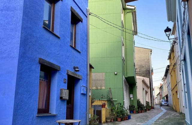 Cozy love nest just steps from the beach!