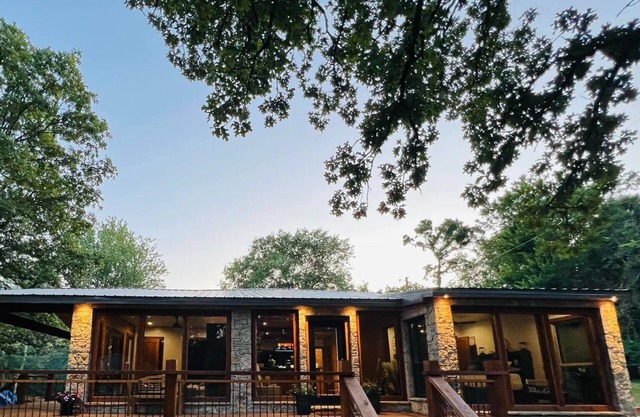 Cozy Luxurious Home on Reservoir w/ Stunning Views! 20 minutes to Airport!