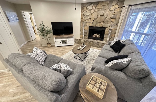 Cozy Maggie Retreat - Easy access one level cabin with two car garage