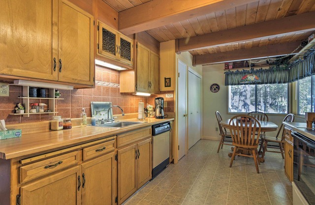 Cozy Mi-Wuk Village Cabin w/Porch Near Stanislaus!