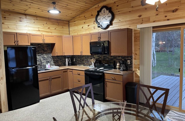 Cozy Midge Lake Cabin