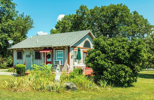 Cozy Mockingbird Cottage
