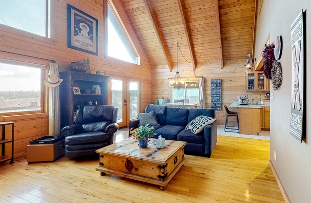 Cozy modern cabin with private hot tub, Ping-Pong, grill, deck, balcony, & W/D