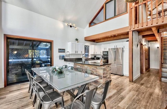 Cozy Modern Cabin | Hot Tub & 9 Min to Northstar