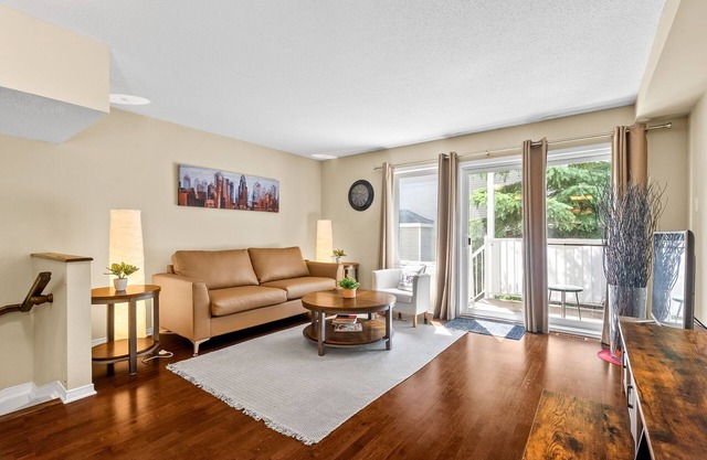 Cozy modern condo 15 mins from DT | Free Parking | Patio