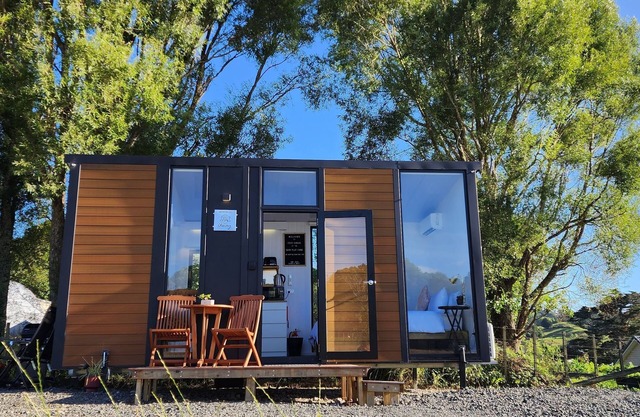 Cozy modern farm Cabin. Enjoy the relaxing rural vibe just 40 minutes from CBD