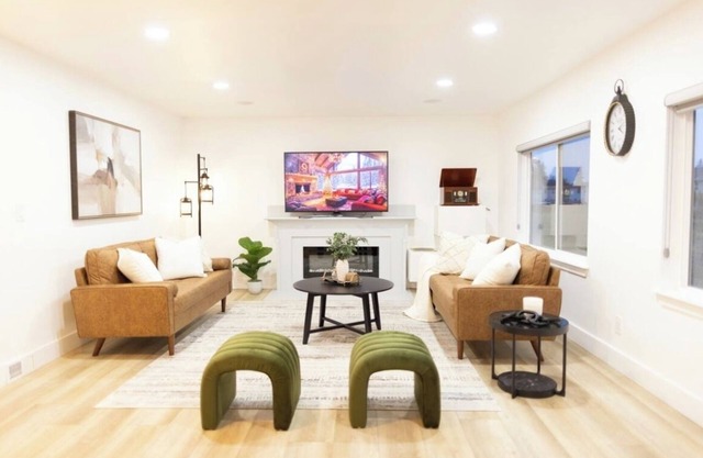 Cozy Modern Home. Stylish, Bright, and Inviting