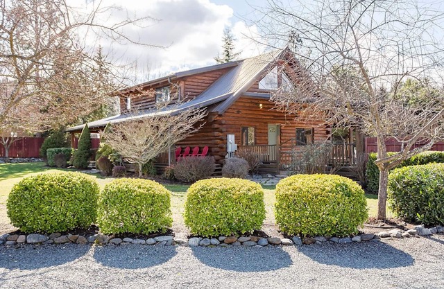 🐾 Cozy Modern Log Home with Amazing Backyard/BBQ 3 bd 2 bth 🐾