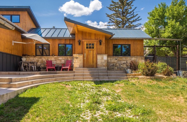 Cozy Modern Mountain Getaway - Private Yard - Pet Friendly!