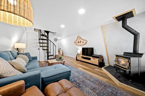 Cozy Modern Remodeled A-Frame with Grills & Deck