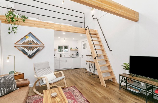 Cozy & Modern Tiny Home with Beautiful Valley View close to PDX