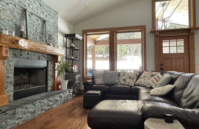 Cozy mountain cabin retreat steps to trails and beautiful Gun Lake.