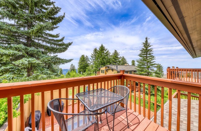 Cozy mountain condo- ski to lifts, lodge & slopes