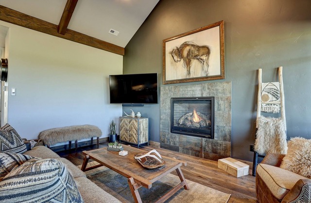 Cozy Mountain Escape Home with Amazing Views! Pool-Hot tub