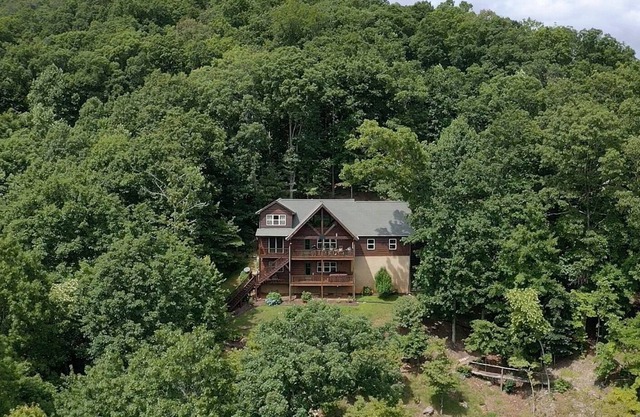 Cozy Mountain Getaway w/ Hot Tub and Fire Pit - The Great Escape