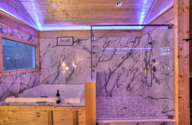 Cozy Mountain Haven: Luxe Cabin Retreat for Couples & Pups