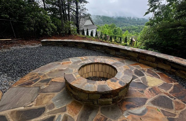 Cozy mountain house with spectacular views! Close to hiking/biking trails.
