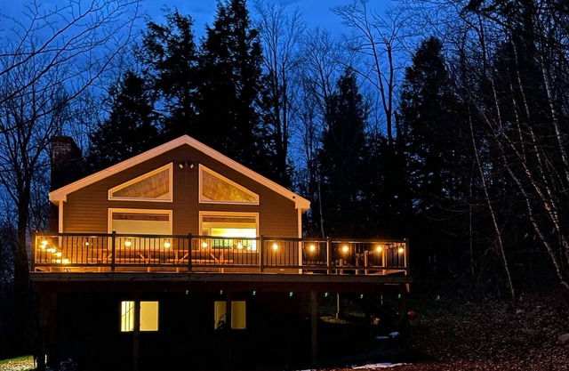 Cozy Mountain Retreat 5 min to Skiing & Manchester