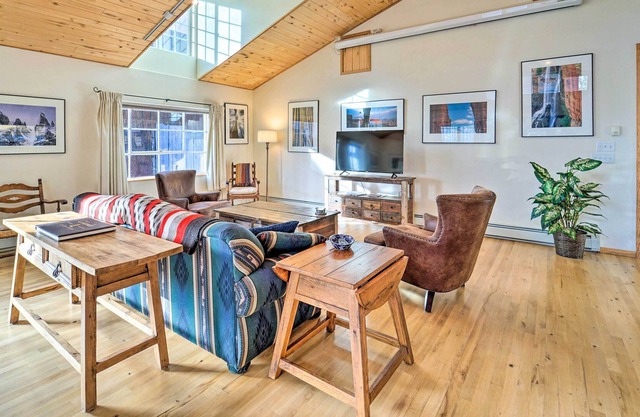 Cozy Mountain Retreat: Steps to Dolores River