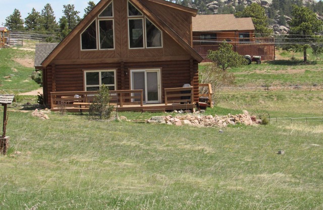 Cozy Mountain Retreat located on 5 acres with fabulous views.