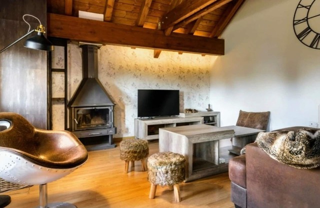 Cozy Mountain-Style Apartment with Fireplace, 15 mins from Jaca