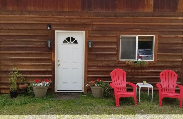 “Cozy Mountain Suites - #1 just 5 minutes from Glacier Park”